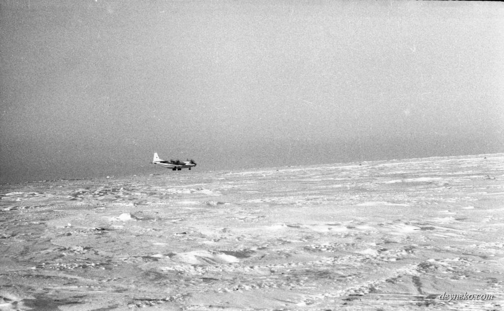 посадка Ан-12 на Острове Жохова со спец машиной обогрева