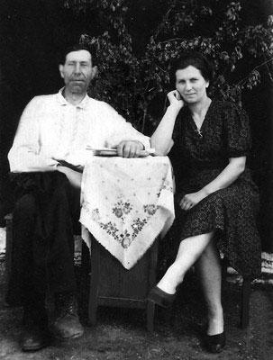 Владимир Петрович Литваковский, воспитывавший дедушку, с женой Валей, фото (01.06.1951)