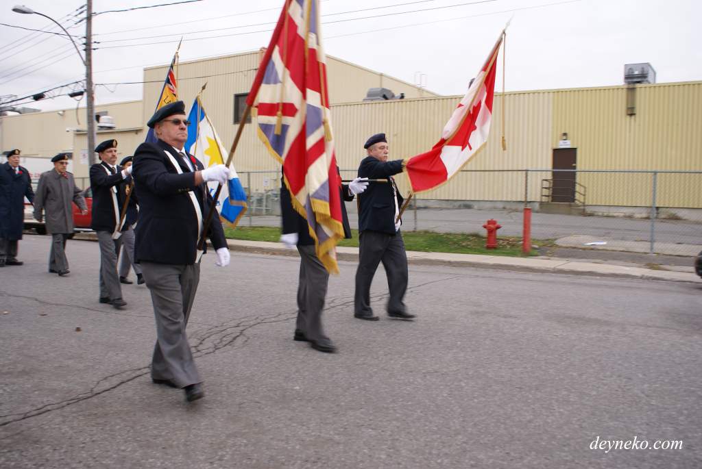 Ветераны Канады несут флаги